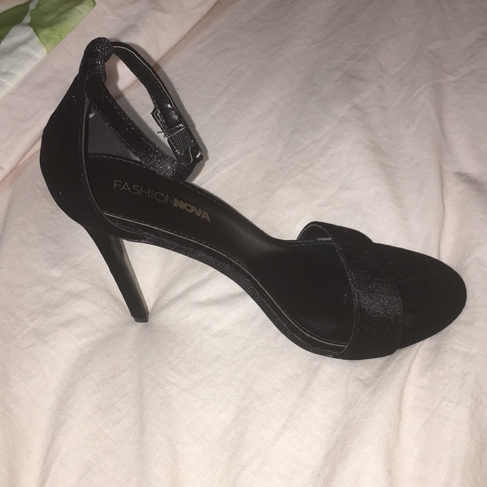 New!!!Black High heels (FashionNova)